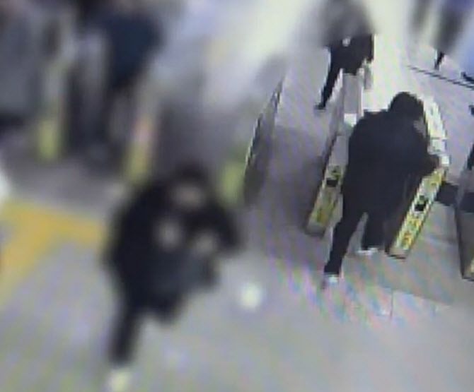 도주하는 B씨. 지하철경찰대 제공