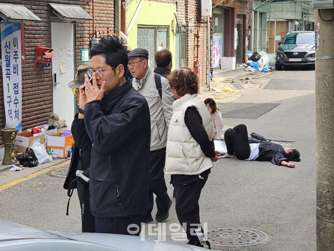 16일 오후 서울 성북구 하월동곡에서 성매매 여성이 퇴거를 거부하고 있다. (사진=방보경 기자)