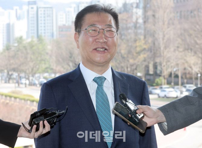 탄핵안 기각으로 직무 복귀한 박성재 법무부 장관이 지난 10일 경기 과천 법무부 청사로 출근하며 취재진의 질의에 답하고 있다. (사진=이데일리 방인권 기자)