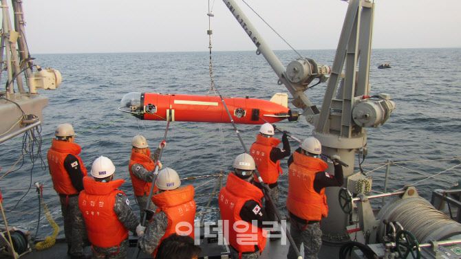 연합 기뢰전 훈련에 참가한 기뢰탐색함 김화함 장병들이 기뢰 제거를 위해 무인기뢰처리기(MDV)를 해상으로 진수하고 있다. (사진=해군)