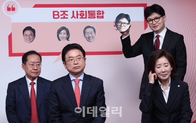 [이데일리 노진환 기자] 제21대 대통령후보자 국민의힘 1차 경선 토론회 미디어데이가 17일 오전 서울 영등포구 여의도 중앙당사에서 열렸다. 경선 후보인 한동훈 전 대표가 얼굴 사진을 들어 보이고 있다.