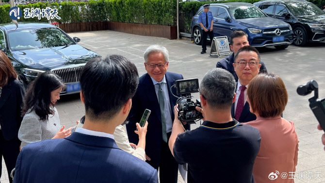 17일 중국 베이징을 방문한 엔비디아의 젠슨 황 최고경영자(CEO). (사진=위위안탄톈)