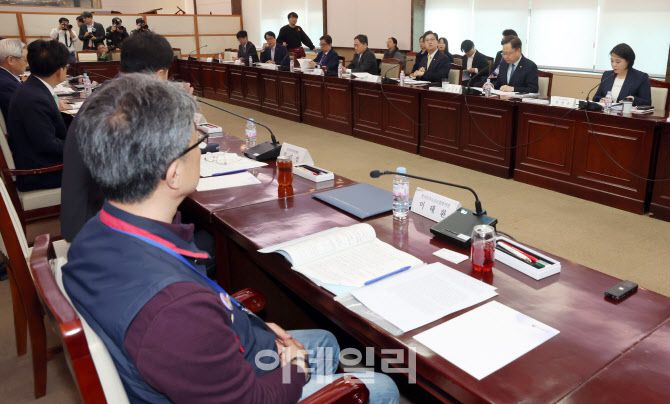 [이데일리 방인권 기자] 조규홍 보건복지부 장관이 17일 서울 종로구 정부서울청사에서 열린 2025년도 제2차 국민연금기금운용위원회에서 발언을 하고 있다.