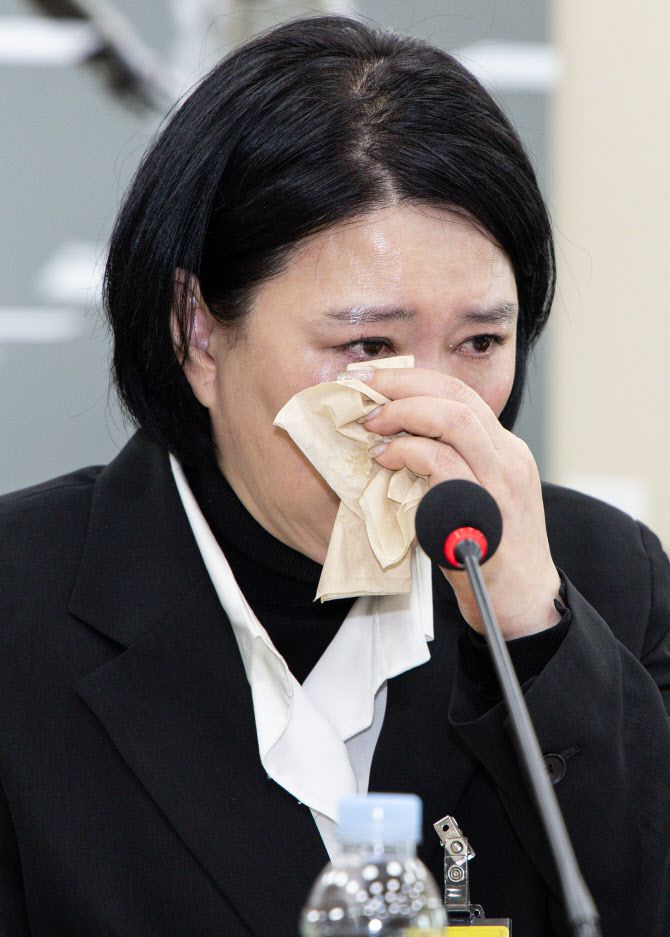 직장 내 괴롭힘으로 숨진 기상캐스터 고(故) 오요안나 씨의 어머니인 장연미 씨가 18일 오전 서울 여의도 국회에서 열린 제424회 국회(임시회) 과학기술방송통신위원회 제2차 전체회의에서 눈물을 흘리고 있다.(사진=뉴스1)