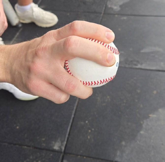 올 시즌 제임스 네일이 자신의 주무기로 구사하고 있는 원심패스트볼 그립을 소개하고 있다. 사진=이석무 기자