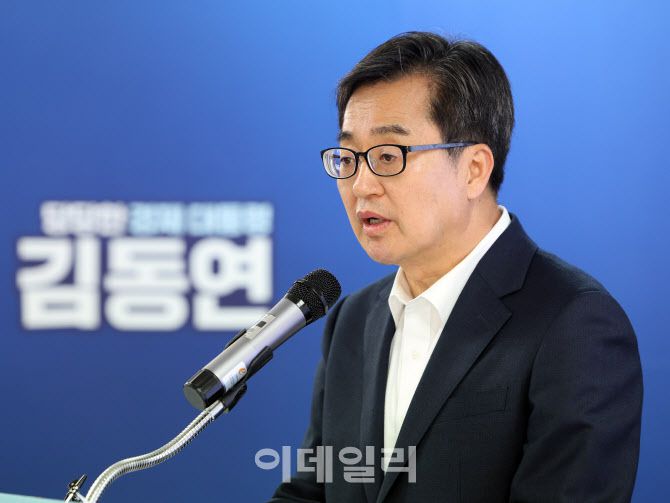 김동연 더불어민주당 대선 경선 후보가 18일 오후 서울 영등포구 여의도 선거 캠프에서 열린 ‘백팩 메고 TMI’ 기자간담회에서 공약 발표를 하고 있다.(사진=뉴스1)