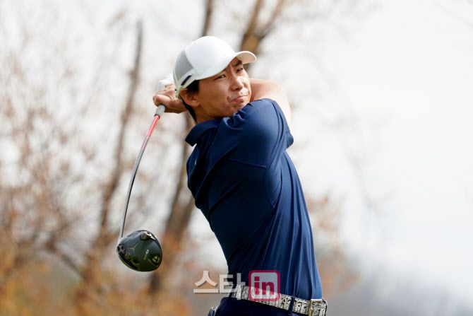 김민휘가 17일 강원 춘천시의 라비에벨 골프앤리조트 올드코스에서 열린 KPGA 투어 2025시즌 개막전 DB손해보험 프로미 오픈 1라운드에서 드라이버 티샷을 날리고 있다.(사진=이데일리 골프in 김상민 기자)