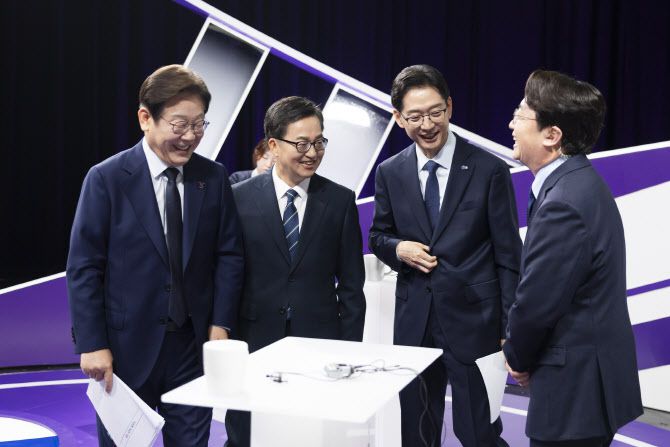 18일 밤 서울 상암동 MBC에서 열린 더불어민주당 대선 경선 첫 TV토론이 끝난 후 예비후보들이 진행자와 인사를 하고 있다. (사진=김동연캠프)