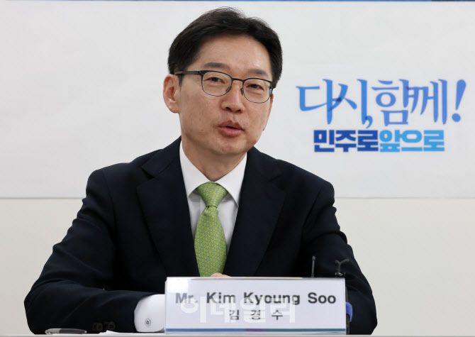 더불어민주당 대선 경선 후보인 김경수 전 경남지사가 17일 경기도 고양시 일산서구청에서 카트린 스테른펠트 잠메 스웨덴 말뫼 시장과 가진 간담회에서 인사말을 하고 있다.(사진=뉴스1)