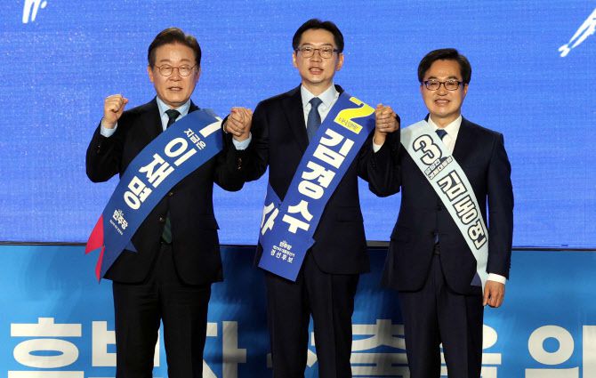 이재명, 김경수, 김동연 더불어민주당 대선 경선 후보자들이 19일 오후 충북 청주시 서원구 청주체육관에서 열린 제21대 대통령선거 후보자 선출을 위한 충청권 합동연설회에서 기념촬영을 하고 있다.(사진=뉴시스)