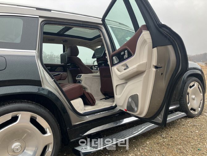 ‘메르세데스-마이바흐 GLS 600 4MATIC 마누팍투어’ 컨버터블 발판(사진=정병묵 기자)