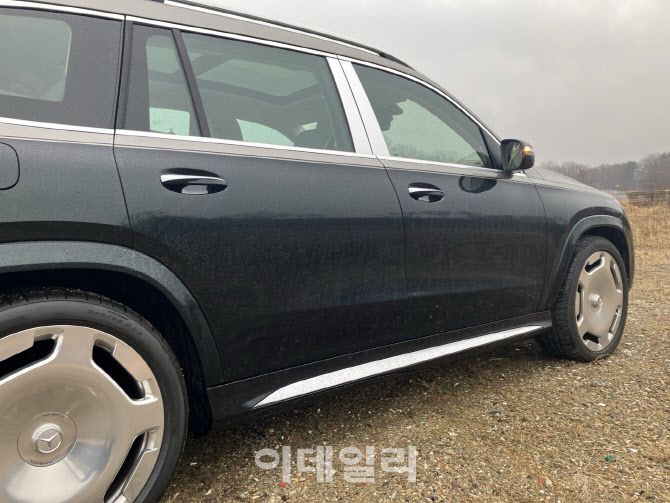 ‘메르세데스-마이바흐 GLS 600 4MATIC 마누팍투어’ 컨버터블 발판(사진=정병묵 기자)