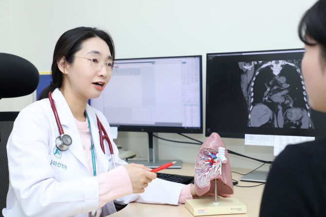 강릉아산병원 호흡기내과 이정실 교수가 미세먼지의 위험성에 대해 설명하고 있다.