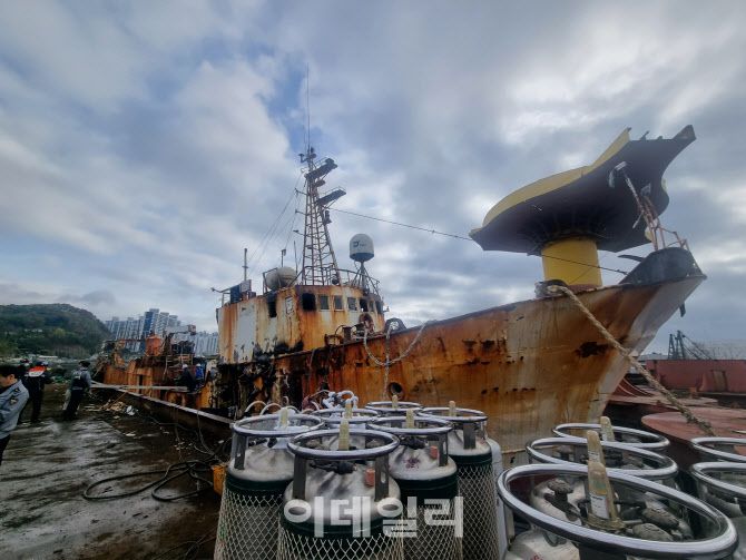 화재가 발생한 선박. 사진=부산소방재난본부