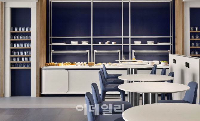 프랑스 파리 샤를 드 골 공항 2E 터미널 K홀에 재단장을 마치고 재개장한 에어프랑스 라운지 케어터링 코너. 이곳에선 시간대마다 다른 종류의 미쉐린 스타 셰프가 만든 메뉴를 맛볼 수 있다. (사진=에어프랑스)