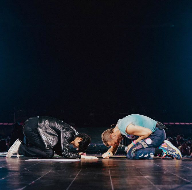 진(왼쪽)과 크리스 마틴(사진=진 SNS)