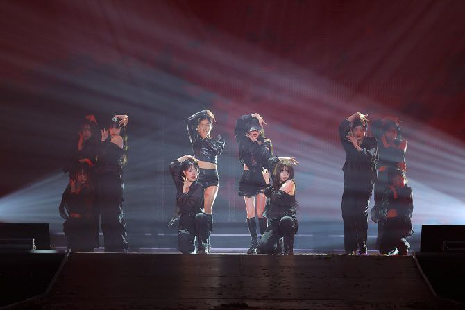 오마이걸 미미, 승희 유닛 무대(사진=WM엔터테인먼트)