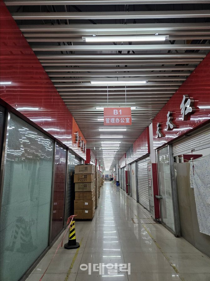 중국 톈진 최대 물류시장인 완룽다후통 내부 모습, 가게들이 문을 닫아 한산한 모습이다. (사진=이데일리 이명철 특파원)