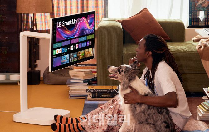 높낮이와 각도를 자유롭게 조절할 수 있는 대화면·고해상도 디스플레이와 편리한 터치 기능을 모두 갖춘 ‘LG 스마트모니터 스윙‘.(사진=LG전자)