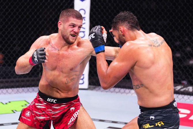 이스마일 나우르디예프(오른쪽). 사진=UFC