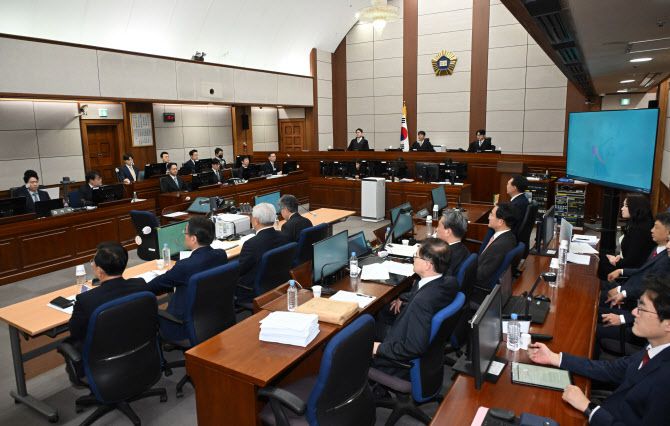 21일 서울 서초구 서울중앙지법에서 열린 내란 우두머리 혐의 형사재판 2차 공판이 시작되고 있다. (사진=공동취재단)