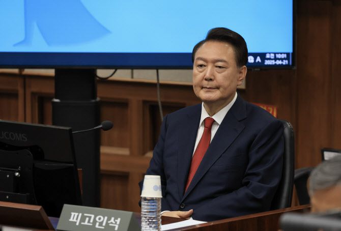 윤석열 전 대통령이 21일 서울 서초구 서울중앙지법에서 열린 내란 우두머리 혐의 형사재판 2차 공판에 출석해 있다. (사진=공동취재단)