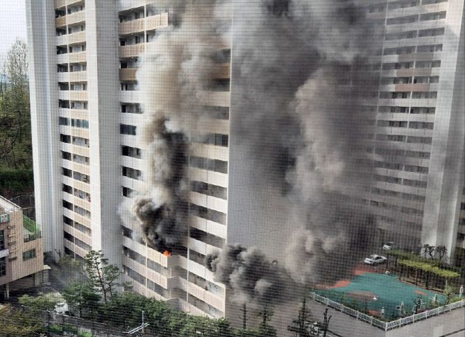 21일 오전 8시 17분쯤 서울 관악구 봉천동의 21층 규모 아파트에서 불이 나고 있다. (사진=뉴스1)