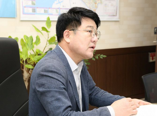 한승일 서구의원이 22일 의회 사무실에서 인터뷰를 하고 있다. (사진 = 서구의회 제공)