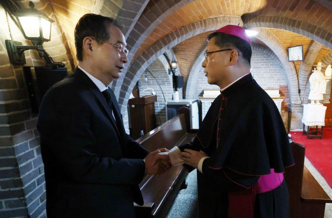 한덕수 대통령 권한대행 국무총리가 22일 서울 명동대성당에 마련된 프란치스코 교황 빈소를 찾아 조문하기 앞서 서울대교구장 정순택 대주교와 인사하고 있다. (사진 = 연합뉴스)