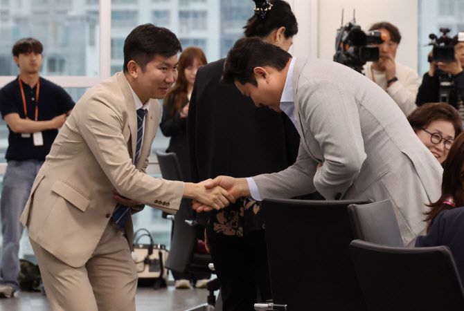 22일 서울 송파구 올림픽회관에서 열린 제2차 대한체육회 이사회에서 유승민 대한체육회장이 참석자들과 인사하고 있다. 사진=연합뉴스