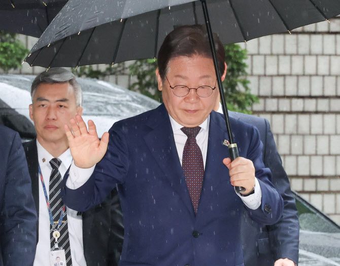 이재명 더불어민주당 대선 경선 후보가 22일 서울 서초구 서울중앙지법에서 열린 ‘대장동 배임·성남FC 뇌물’ 1심 속행 공판에 출석하고 있다 (사진=연합뉴스)