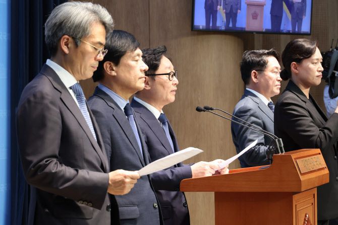 더불어민주당 소속 국회 법제사법위원회 위원들이 23일 서울 여의도 국회 소통관에서 이재명 전 대표의 공직선거법 사건의 대법원 전원합의체 심리와 관련해 입장을 밝히고 있다.  왼쪽부터 김기표·이성윤·박범계·박희승 의원. (사진=연합뉴스)