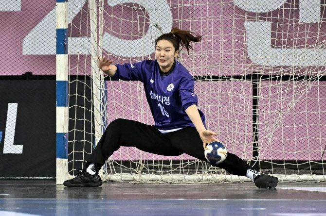 삼척시청 박새영 골키퍼가 슛을 막아내고 있다. 사진=KOHA