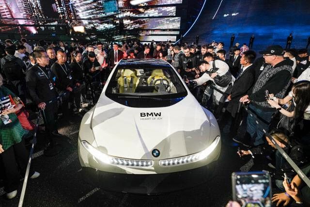 22일 중국 상하이 푸둥의 ‘BMW 익스피리언스 상하이’에서 열린 월드프리미어에서 BMW가 공개한 고성능 시험 차량. (사진=한국자동차기자협회 제공)