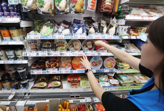 서울의 한 편의점에서 직원이 상품을 진열하고 있다. (사진=연합뉴스)