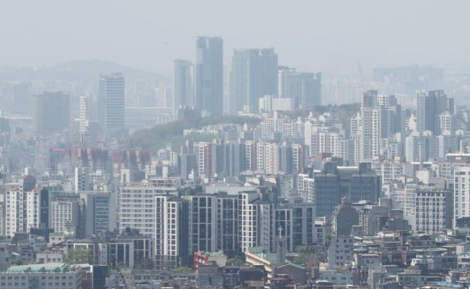 20일 서울 남산에서 바라본 시내 아파트 단지의 모습(사진=연합뉴스)