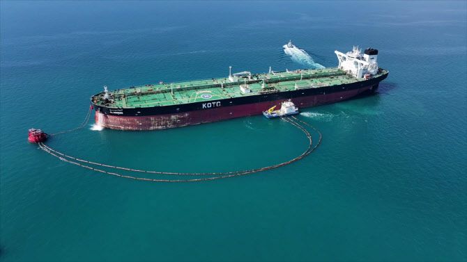 23일 울산항에 200만 배럴의 쿠웨이트산 원유를 싣은 운반선이 입항해 있다. 한국석유공사는 이를 울산비축기지에 보관하며 국내 수급불안 상황에 대비한 비축유로 활용할 계획이다. (사진=석유공사)