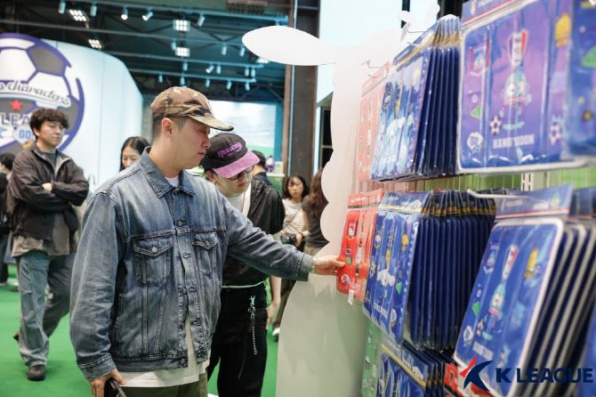 24일 서울 무신사 스토어 성수@대림창고에서 열린 ‘K리그X산리오캐릭터즈’ 팝업 스토어를 찾은 방문객이 상품을 둘러보고 있다. 사진=한국프로축구연맹