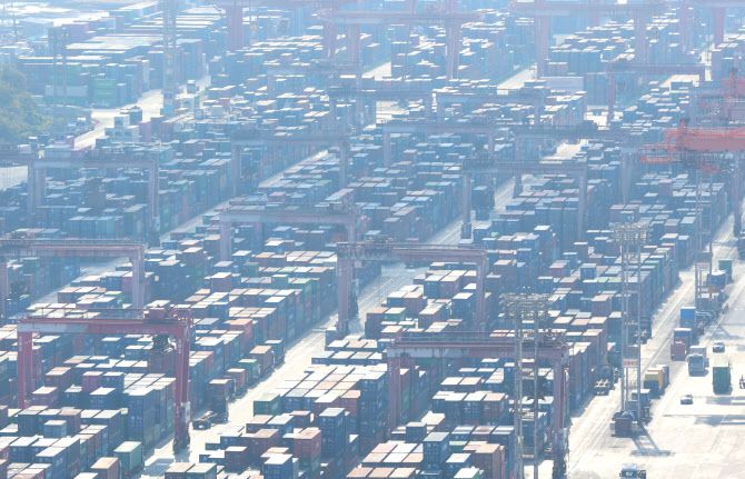 부산 남구 신선대부두에 수출입 화물이 쌓여있다. (사진= 연합뉴스)