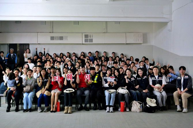 지난 15일(현지시간) 키르기스스탄 비슈케크 지역에 위치한 ‘앗바시 학교(At-bashi School)’에서 티웨이항공 임직원 자원봉사단이 교육 환경 개선 및 재능 기부 봉사활동 후 학생들과 함께 기념사진을 촬영하고 있다. (사진=티웨이항공)