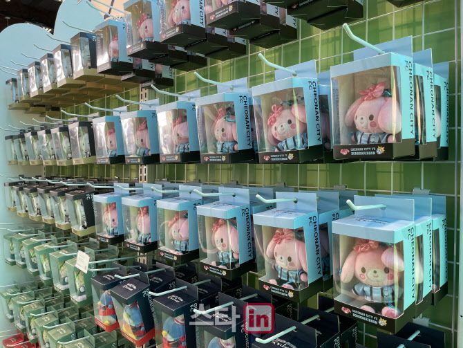 24일 서울 무신사 스토어 성수@대림창고에서 열린 ‘K리그X산리오캐릭터즈’ 팝업 스토어에 진열된 상품. 사진=허윤수 기자