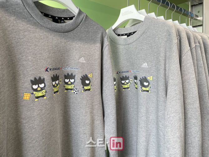 24일 서울 무신사 스토어 성수@대림창고에서 열린 ‘K리그X산리오캐릭터즈’ 팝업 스토어에 진열된 상품. 사진=허윤수 기자