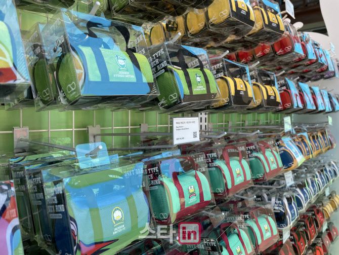 24일 서울 무신사 스토어 성수@대림창고에서 열린 ‘K리그X산리오캐릭터즈’ 팝업 스토어에 진열된 상품. 사진=허윤수 기자