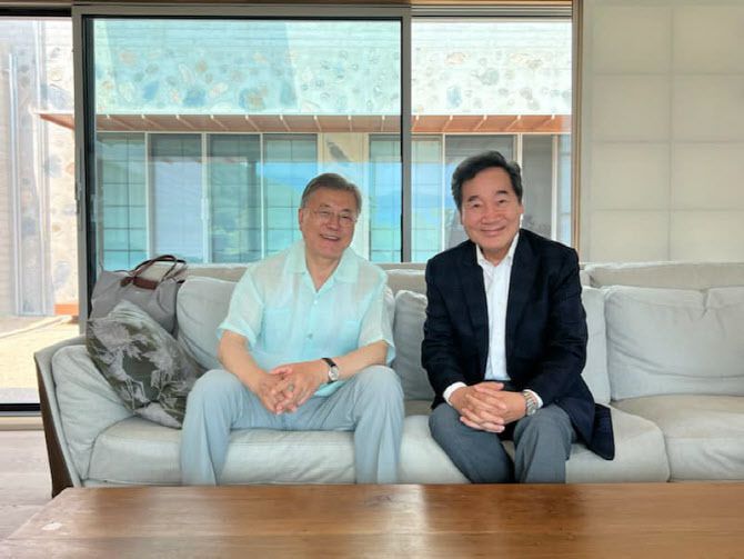 지난 2022년 5월 25일 이낙연 전 국무총리(오른쪽)가 경남 양산의 문재인 전 대통령 사저를 찾은 모습 (사진=이전 총리 SNS)