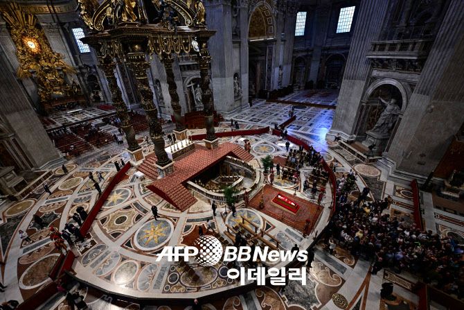 23일(현지시간) 바티칸 성 베드로 대성전에 안치된 프란치스코 교황에게 일반 신자들이 줄을 서서 조문하고 있다. (사진=AFP)
