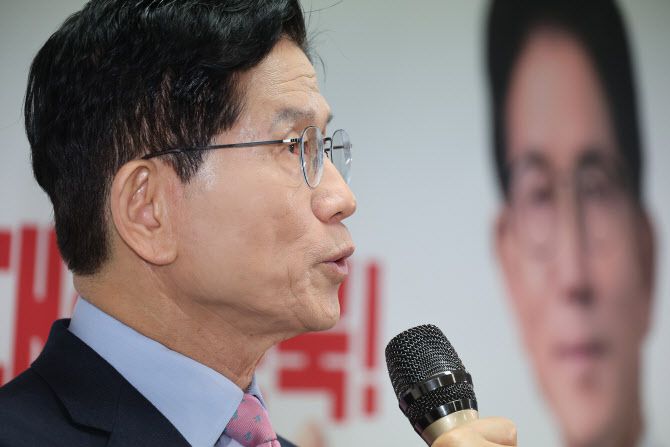 김문수 국민의힘 대선 경선 후보가 지난 22일 서울 여의도 대하빌딩 선거 사무소에서 청년 부동산 문제 관련 공약 발표 기자회견을 하고 있다. (사진=연합뉴스)