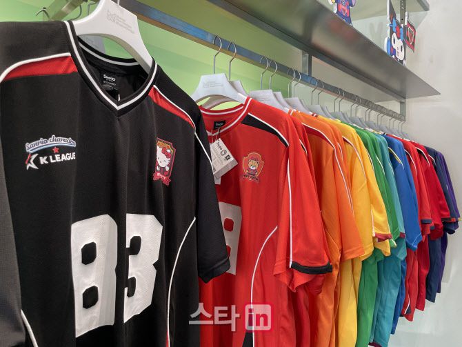 24일 서울 무신사 스토어 성수@대림창고에서 열린 ‘K리그X산리오캐릭터즈’ 팝업 스토어에 진열된 상품. 사진=허윤수 기자