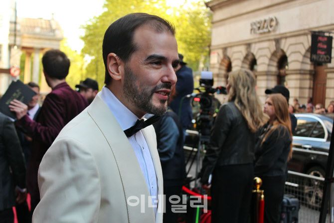 뮤지컬 ‘위대한 개츠비’ 웨스트엔드 프로덕션 공연 연출가 마크 브루니가 24일(현지시간) 런던 콜리세움 극장 앞에서 열린 개막 레드카펫 행사에서 취재진과 인터뷰를 진행하고 있다.(사진=김현식 기자)