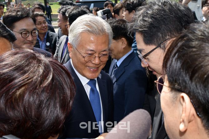 문재인 전 대통령이 25일 서울 여의도 국회 도서관에서 열린 4·27 남북 판문점선언 7주년 기념식에서 참석자들과 인사를 나누고 있다.(사진=김태형기자)