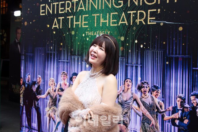 방송인 장영란이 24일(현지시간) 런던 콜리세움 극장 앞에서 열린 뮤지컬 ‘위대한 개츠비’ 웨스트엔드 프로덕션 공연 개막 레드카펫에 참석해 기념사진을 촬영하고 있다.(사진=김현식 기자)